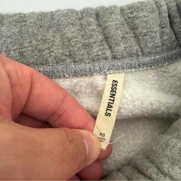 Essentials Shorts - Picture 3 of 3